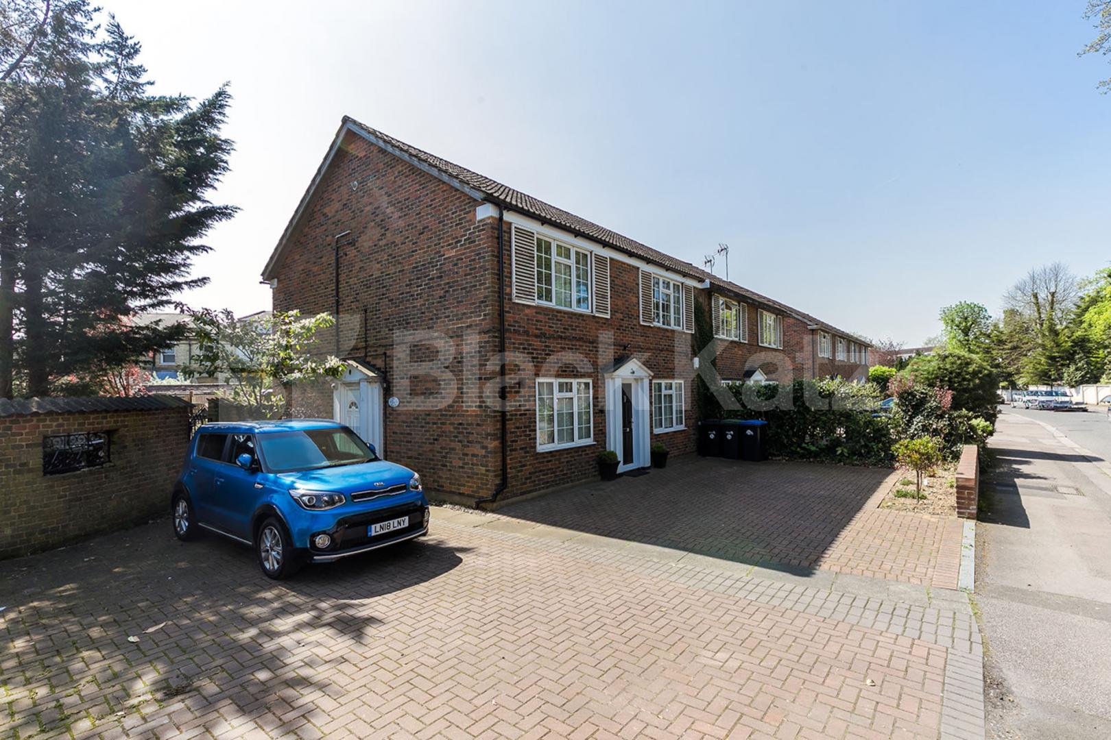 Stunning ground floor 2 bedroom property to rent with driveway for 2 cars Uplands Park Road, Enfield 